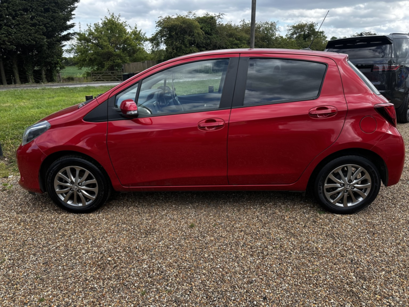 2017 Toyota Yaris 1.3 Dual Vvt-I Icon in Red — image 1