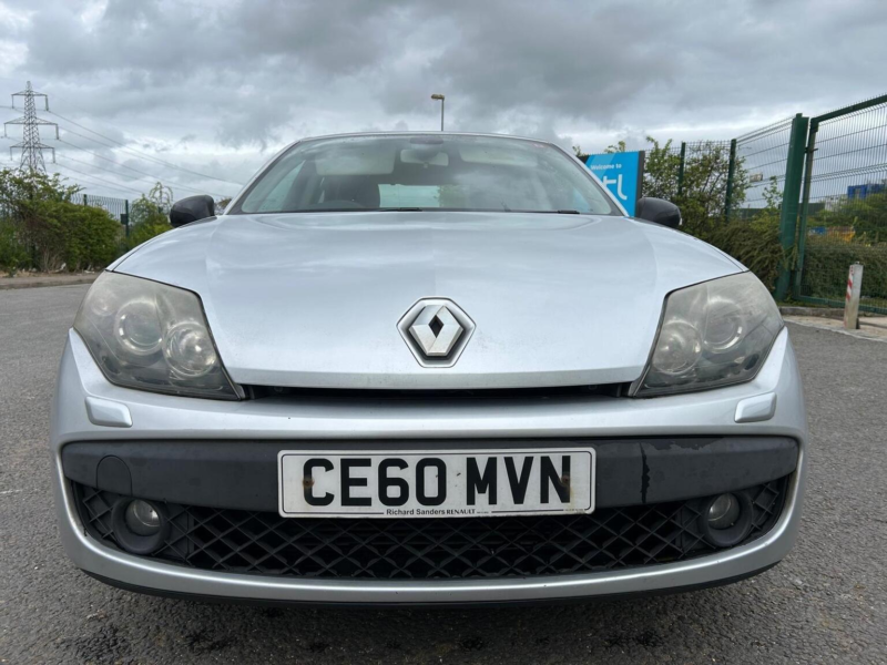 2010 Renault Laguna 2.0 Dci Dynamique Tomtom Euro 4 5dr in Silver — image 1