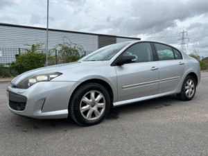 2010 Renault Laguna 2.0 Dci Dynamique Tomtom Euro 4 5dr in Silver — image 3