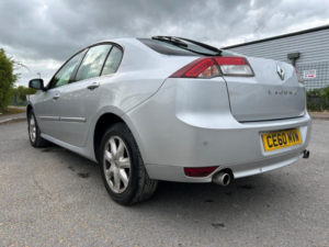 2010 Renault Laguna 2.0 Dci Dynamique Tomtom Euro 4 5dr in Silver — image 4
