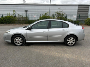2010 Renault Laguna 2.0 Dci Dynamique Tomtom Euro 4 5dr in Silver — image 5