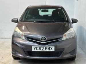 2012 Toyota Yaris 1.33 Dual Vvt-I Tr Euro 5 3dr in Grey — image 2