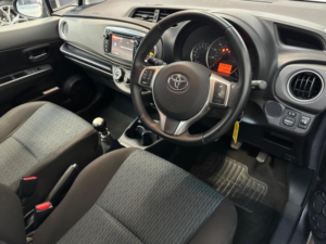 2012 Toyota Yaris 1.33 Dual Vvt-I Tr Euro 5 3dr in Grey — image 4