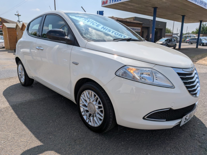2014 Chrysler Ypsilon 1.2 Ypsilon 1.2 Se in White — image 1
