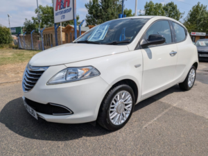 2014 Chrysler Ypsilon 1.2 Ypsilon 1.2 Se in White — image 3