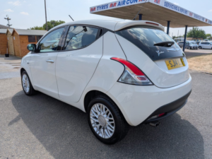 2014 Chrysler Ypsilon 1.2 Ypsilon 1.2 Se in White — image 4