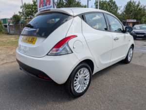 2014 Chrysler Ypsilon 1.2 Ypsilon 1.2 Se in White — image 5