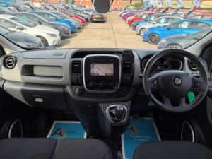 2016 Renault Trafic 1.6 Dci 27 Sport Nav Swb Standard Roof Euro 6 5dr in White — image 3