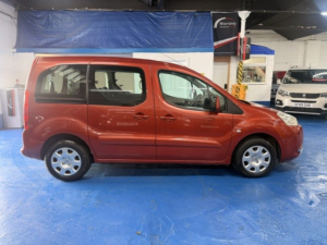 2011 Peugeot Partner Tepee 1.6 Hdi Tepee S in Red — image 4