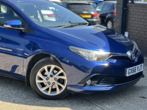2016 Toyota Auris 1.2 Vvt-I Business Edition in Blue — image 3