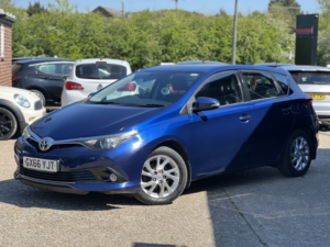 2016 Toyota Auris 1.2 Vvt-I Business Edition in Blue — image 6