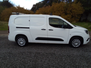 2022 Vauxhall Combo 1.5 Turbo D 2300 Sportive in White — image 2