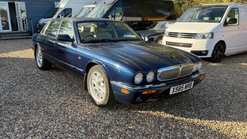 2000 Jaguar Xj 4.0 Sovereign Lwb Saloon 4dr in Blue — image 1