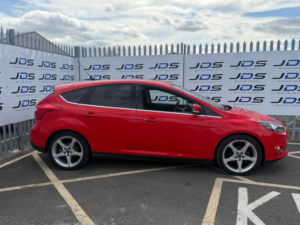 2013 Ford Focus 1.0t Ecoboost Titanium Hatchback 5dr Petrol Manual Euro 5 (s/s) (125 Ps) in Red — image 4
