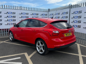 2013 Ford Focus 1.0t Ecoboost Titanium Hatchback 5dr Petrol Manual Euro 5 (s/s) (125 Ps) in Red — image 5
