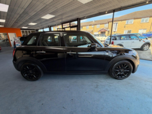 2019 MINI Hatch 1.5 Cooper Classic Euro 6 (s/s) 5dr in Black — image 2