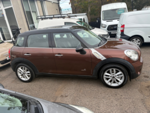 2013 MINI Countryman 2.0 Cooper D SUV 5dr Diesel Auto All4 Euro 5 (112 Ps) in Brown — image 2