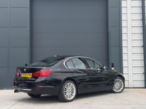 2012 BMW 3 Series 2.0 320i Luxury Euro 5 (s/s) 4dr in Black — image 4
