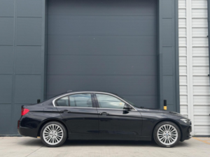 2012 BMW 3 Series 2.0 320i Luxury Euro 5 (s/s) 4dr in Black — image 5