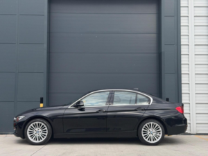 2012 BMW 3 Series 2.0 320i Luxury Euro 5 (s/s) 4dr in Black — image 6