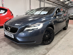 2016 Volvo V40 2.0 Momentum T2 in Blue — image 2