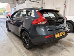2016 Volvo V40 2.0 Momentum T2 in Blue — image 3