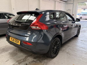 2016 Volvo V40 2.0 Momentum T2 in Blue — image 4