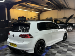 2015 Volkswagen Golf 2.0 Tsi Bluemotion Tech R in White — image 4
