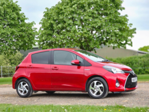2016 Toyota Yaris 1.5 Vvt-H Icon E-CVT Euro 6 5dr in Red — image 2