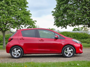 2016 Toyota Yaris 1.5 Vvt-H Icon E-CVT Euro 6 5dr in Red — image 3
