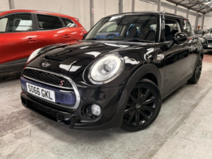 2016 MINI Hatch 2.0 Cooper Sd 3-Door Hatch in Black — image 2