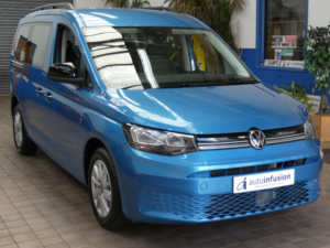 2022 Volkswagen Caddy Maxi 2.0 Tdi Life MPV 5dr Diesel DSG Euro 6 (s/s) (122 Ps) in Blue — image 4