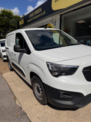2021 Vauxhall Combo 1.5 Turbo D 2300 Edition in White — image 4