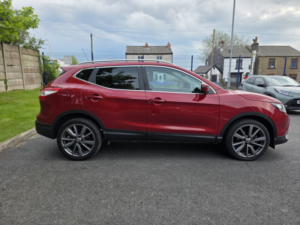 2017 Nissan Qashqai 1.5 Dci Tekna in Red — image 5