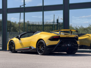 2019 Lamborghini Huracan 5.2 V10 Lp 640-4 Performante in Yellow — image 2
