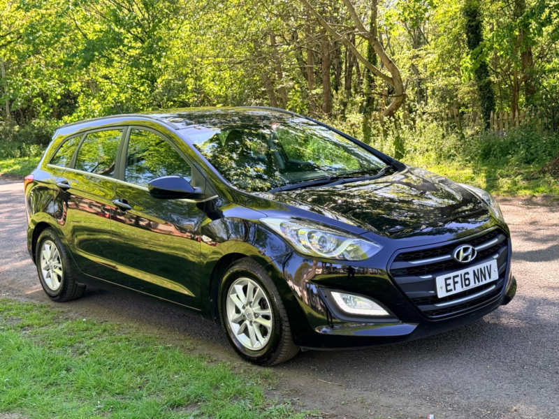 2016 Hyundai I30 1.6 Crdi Blue Drive Se Tourer Euro 6 (s/s) 5dr in Black — image 1
