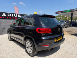 2014 Volkswagen Tiguan 2.0 Tdi Bluemotion Tech Match DSG 4WD Euro 5 (s/s) 5dr in Black — image 4