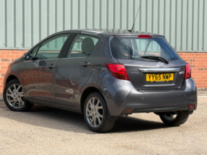 2015 Toyota Yaris 1.33 Dual Vvt-I Excel Multidrive S Euro 5 5dr Euro 5 in Grey — image 4