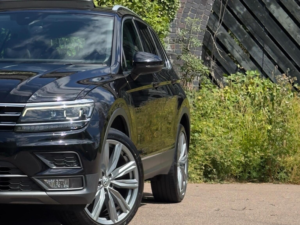 2017 Volkswagen Tiguan 2.0 Tdi Bluemotion Tech Sel DSG 4motion Euro 6 (s/s) 5dr in Black — image 4