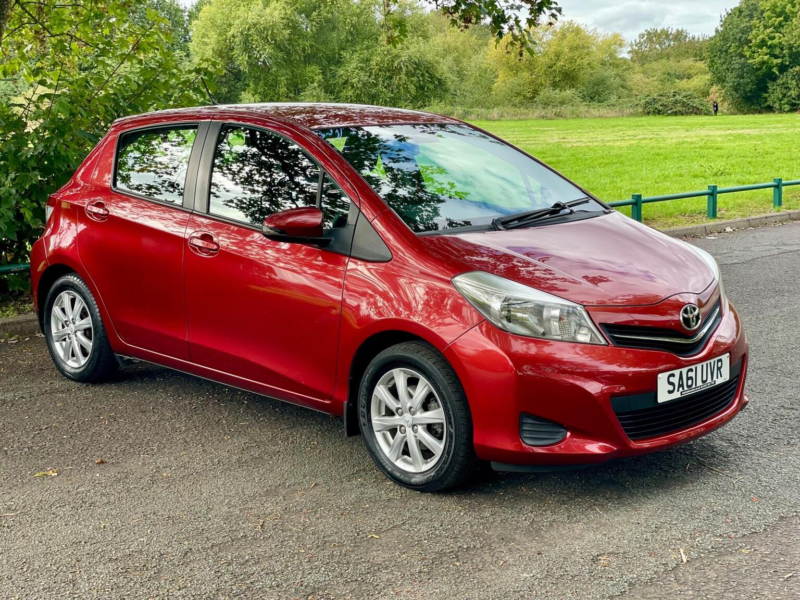 2011 Toyota Yaris 1.33 Dual Vvt-I Tr Euro 5 5dr in Red — image 1