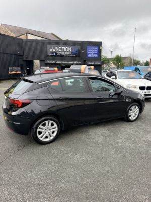2016 Vauxhall Astra 1.4 I Design in Black — image 6