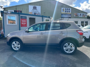 2013 Nissan Qashqai 1.5 Dci Acenta 2WD Euro 5 5dr in Beige — image 5