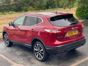 2017 Nissan Qashqai 1.2 Dig-T Tekna 2WD Euro 6 (s/s) 5dr in Red — image 4