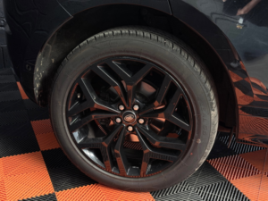 2019 Land Rover Range Rover Evoque 2.0 D180 R-Dynamic Hse SUV 5dr Diesel Auto 4WD Euro 6 (s/s) (180 Ps) in Black — image 3