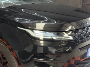 2019 Land Rover Range Rover Evoque 2.0 D180 R-Dynamic Hse SUV 5dr Diesel Auto 4WD Euro 6 (s/s) (180 Ps) in Black — image 4