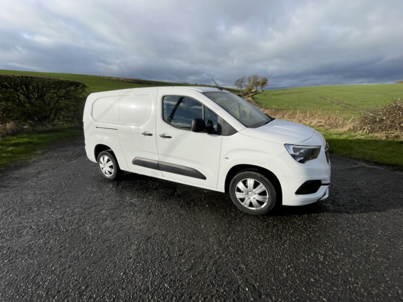 2020 Vauxhall Combo 1.5 Turbo D 2300 Sportive in White — image 1