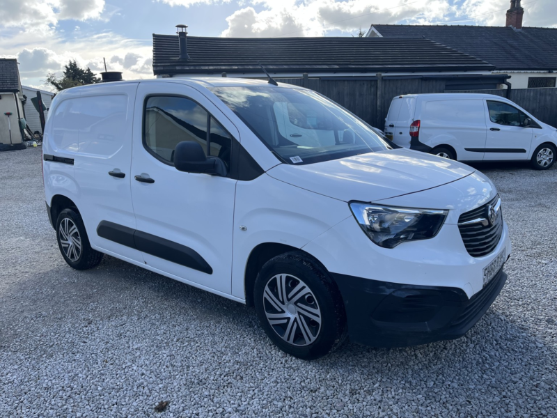 2019 Vauxhall Combo 1.6 Turbo D 2300 Edition in White — image 1