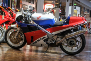 1992 Honda Vfr750 Rc30 - *uk Registered - Low Ownership - Low Mileage* in Blue — image 3
