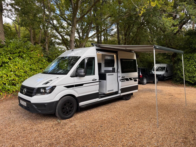 2023 Volkswagen Crafter Campervan Mwb 140ps 5 SEAT 4 Berth Off Grid Camper Van Euro6 in White — image 1