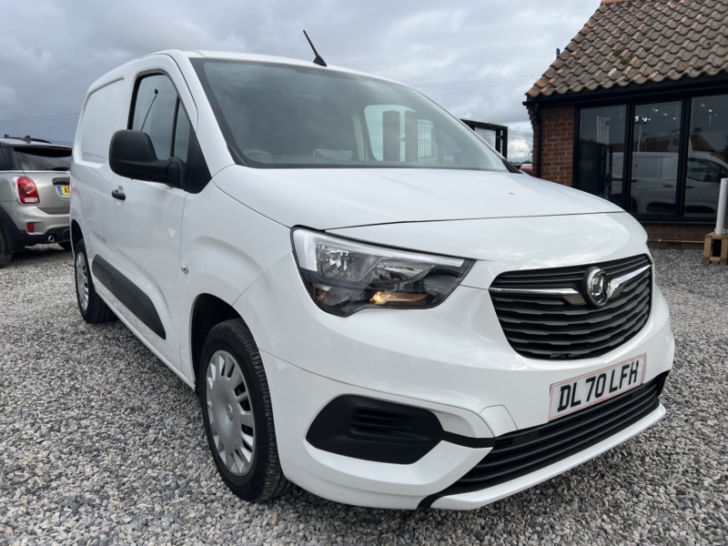 2020 Vauxhall Combo 1.6 Turbo D 2300 Sportive in White — image 1